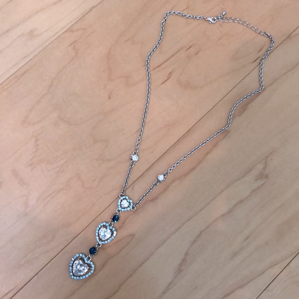 Fashionable necklace with rhinestone design